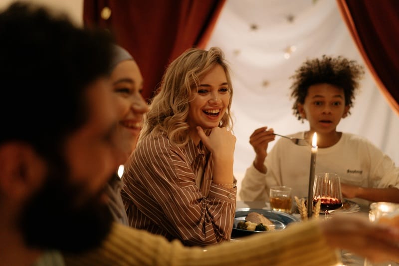 moorddiner - murder mystery - friends laughing at a dinner table